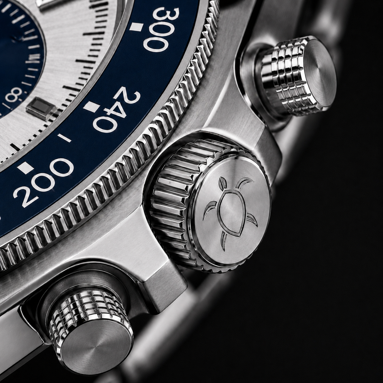 Engraved crown and chronograph pushers